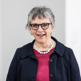 Portrait Christa Roos weiss