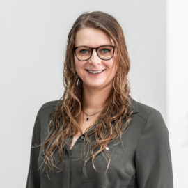 Portrait Mara Issa-Khani weiss
