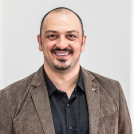 Portrait Mehmet Büyük weiss