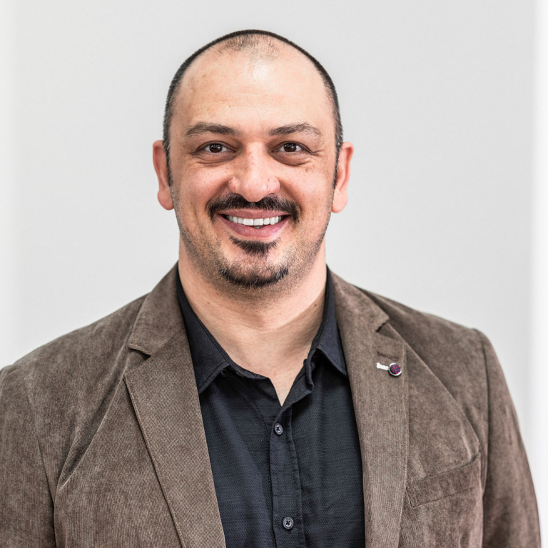 Portrait Mehmet Büyük weiss