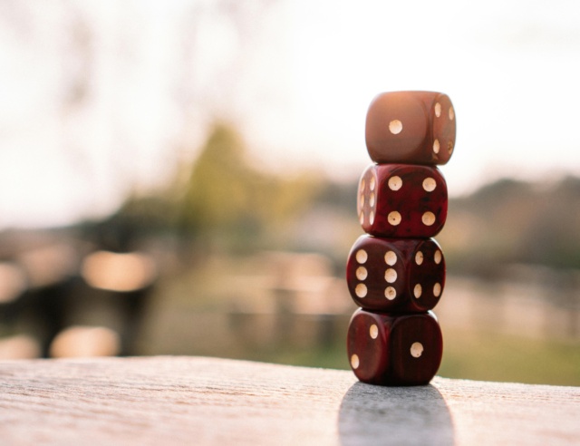 Die Kombination aus ERP-System und künstlicher Intelligenz verändert die Art und Weise, wie kleine und mittlere Unternehmen arbeiten. Routineaufgaben erledigen sich plötzlich beinahe von selbst, Entscheidungen basieren auf klaren Daten statt auf Bauchgefühl, und Prozesse laufen reibungsloser als je zuvor.